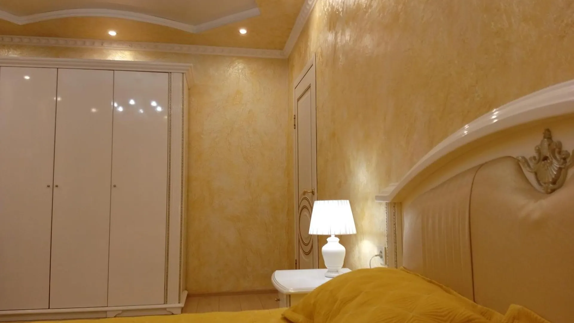 3 Rooms Of The Sun Almaty Center Apartment