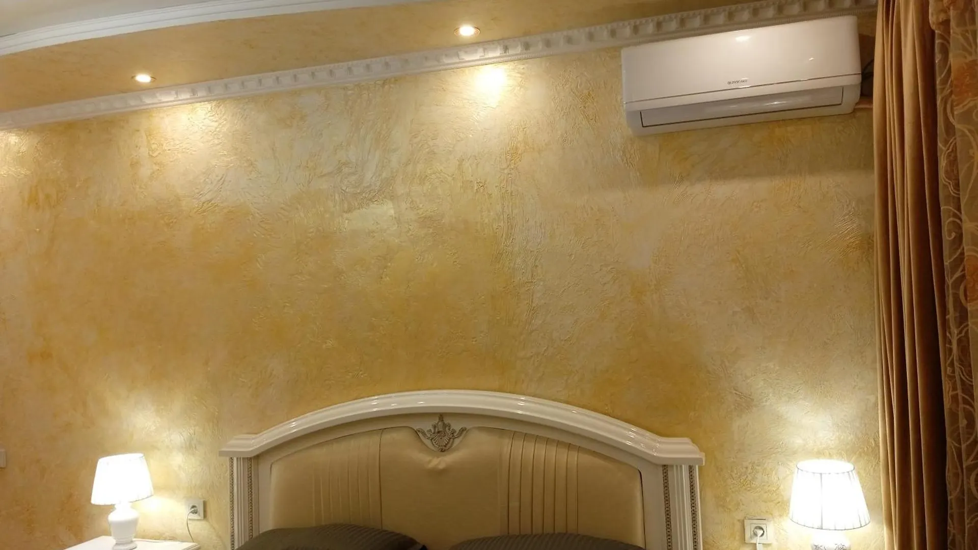 3 Rooms Of The Sun Almaty Center Apartment