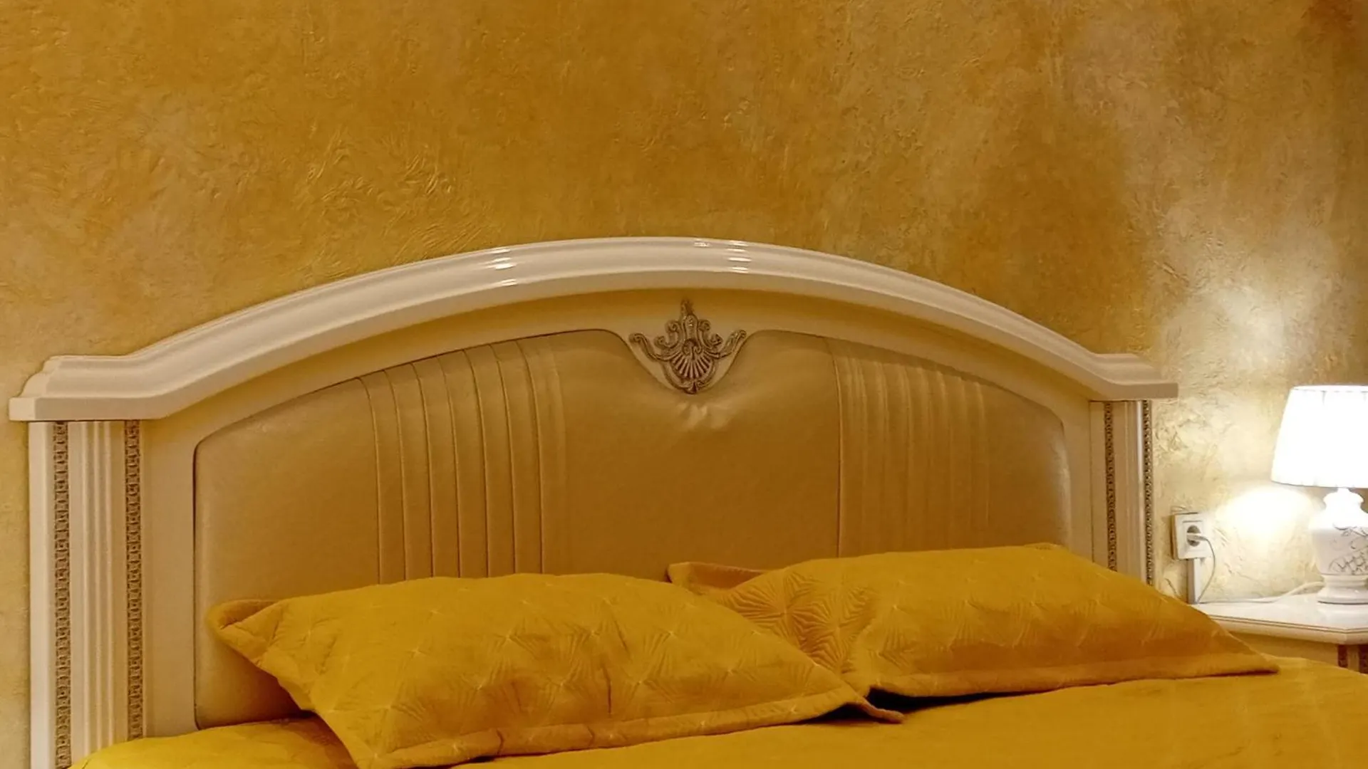 3 Rooms Of The Sun Almaty Center Apartment