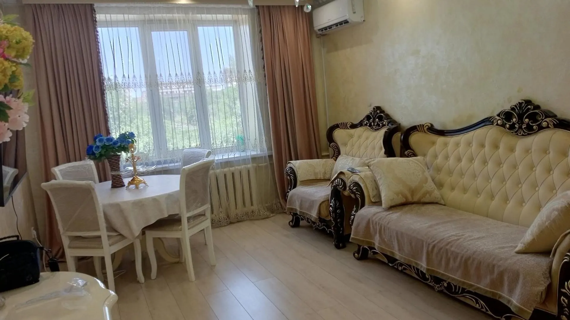 3 Rooms Of The Sun Almaty Center Apartment